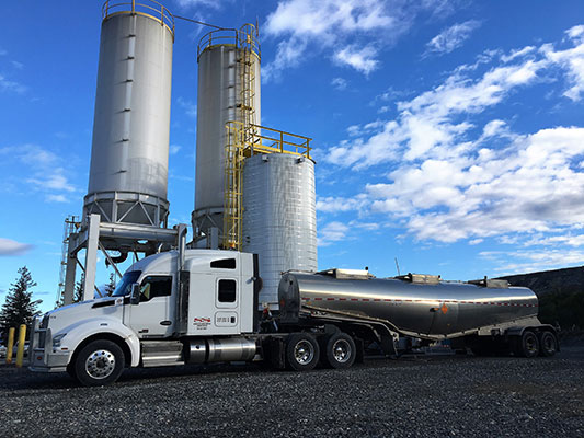 Sharp_Truck_with_Emulsion_Tanker_at_an_Orica_Magazine